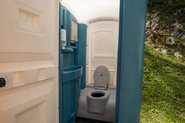 Best Portable restroom trailer rental  in Hialeah Gardens, FL